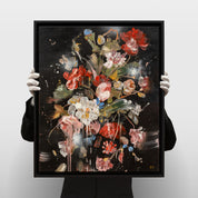 Charlotte Sjöborg - Bouquet II, hållen i händer för skala