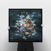 Charlotte Sjöborg - Floral Movement, hållen i händer för skala