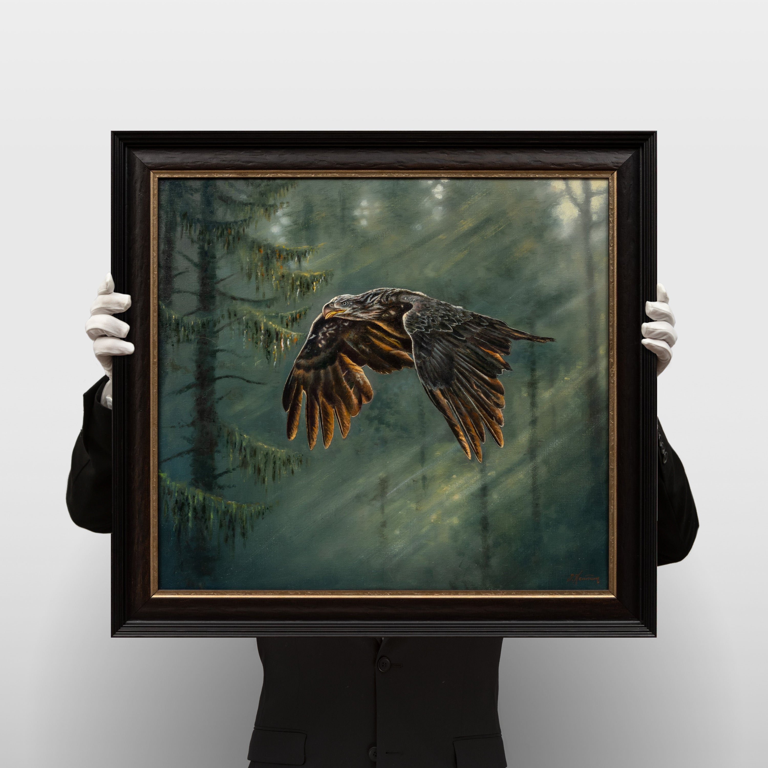 Jeanette Hennum - Guardian of the Forest, hållen i händer för skala
