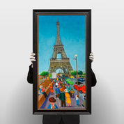 Pierre Rådsten - La Tour Eiffel, hållen i händer för skala