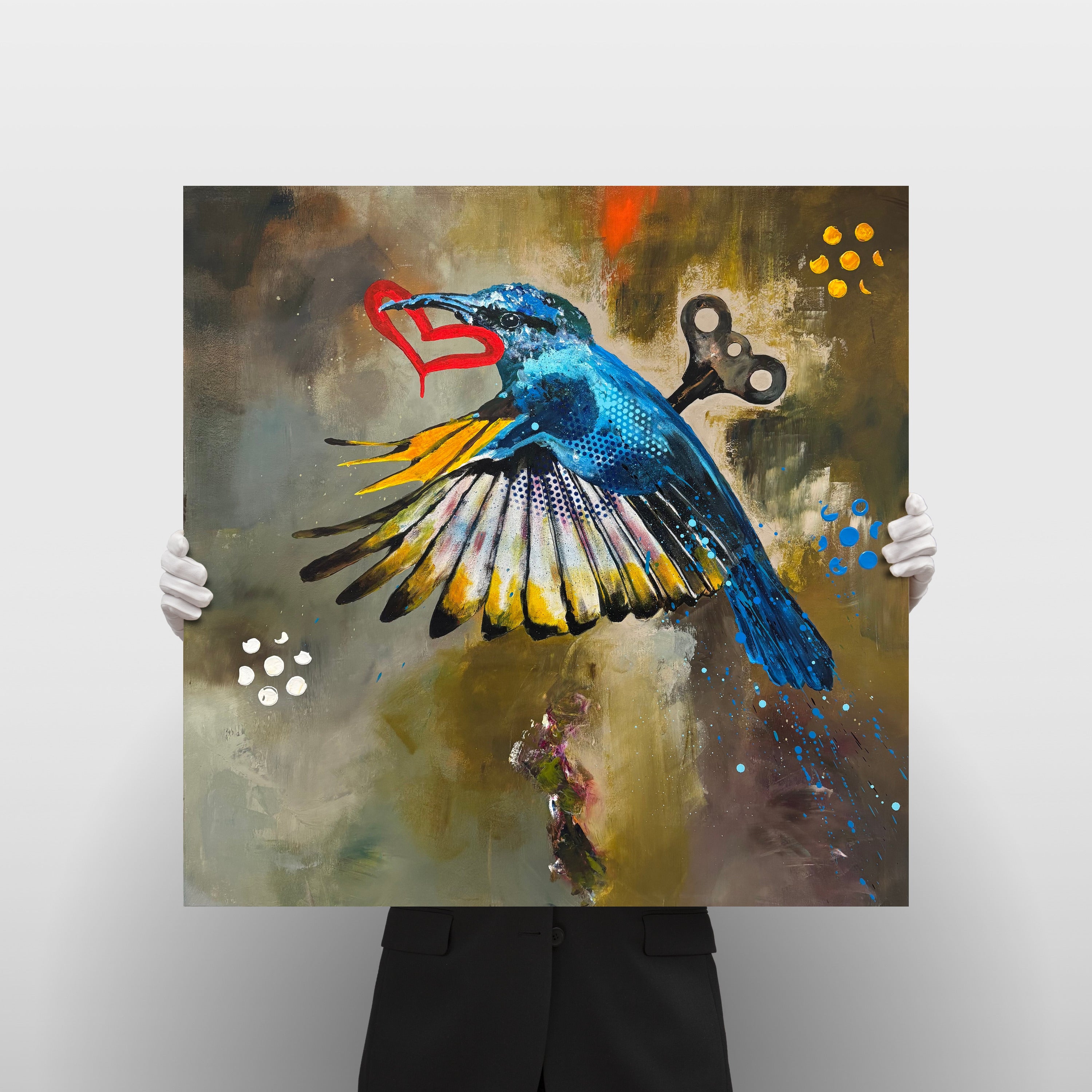 Robert Hilmersson - Love Hummingbird, hållen i händer för skala